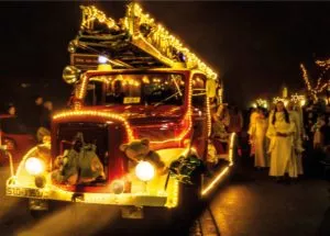 Christkindmarkt - Feuerwehr bringt Weiuhnachtsmann